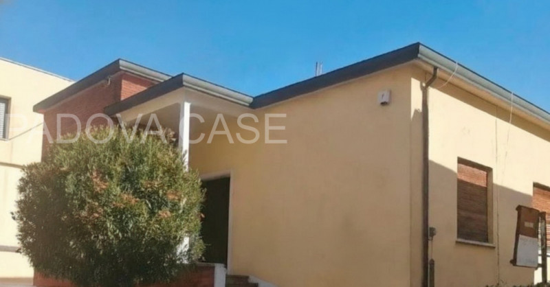 Scopri questa esclusiva casa singola DA RISTRUTTURARE in vendita nel cuore di Padova, nella ricer...