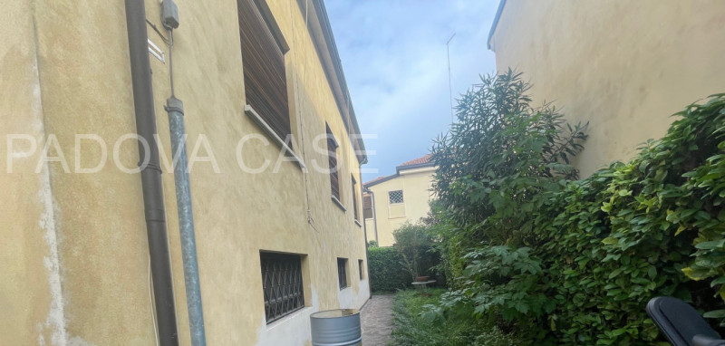 Scopri questa esclusiva casa singola DA RISTRUTTURARE in vendita nel cuore di Padova, nella ricer...