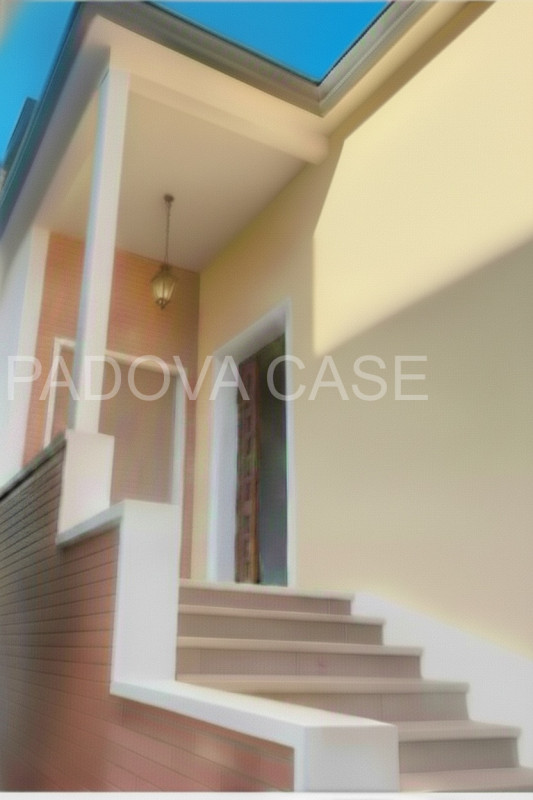 Scopri questa esclusiva casa singola DA RISTRUTTURARE in vendita nel cuore di Padova, nella ricer...