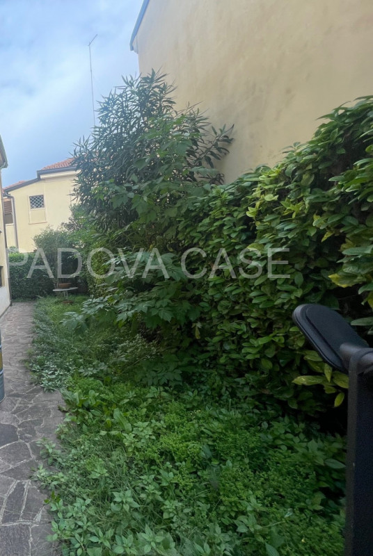 Scopri questa esclusiva casa singola DA RISTRUTTURARE in vendita nel cuore di Padova, nella ricer...