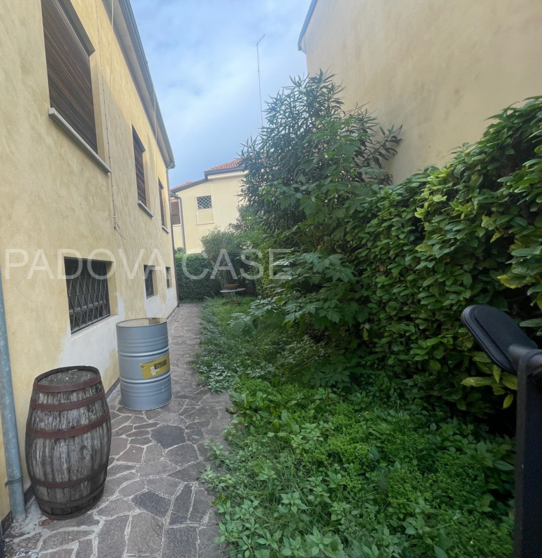 Scopri questa esclusiva casa singola DA RISTRUTTURARE in vendita nel cuore di Padova, nella ricer...