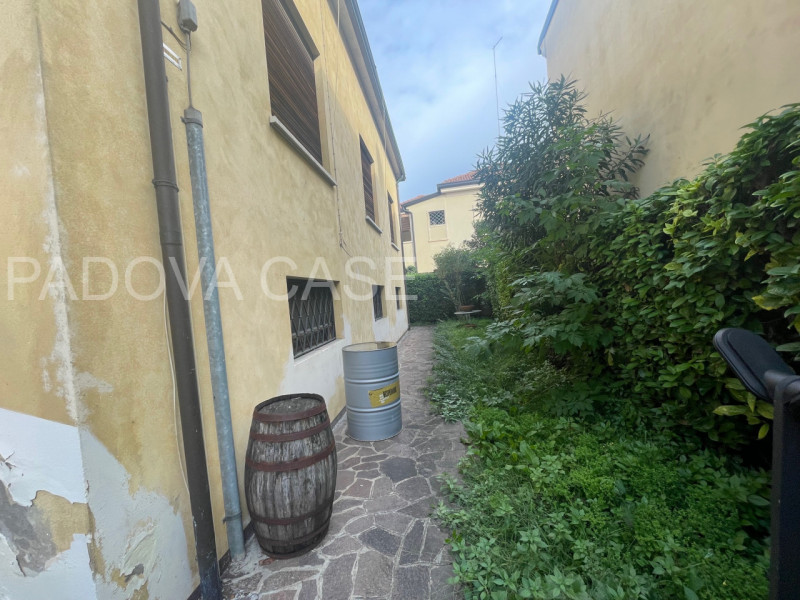 Scopri questa esclusiva casa singola DA RISTRUTTURARE in vendita nel cuore di Padova, nella ricer...