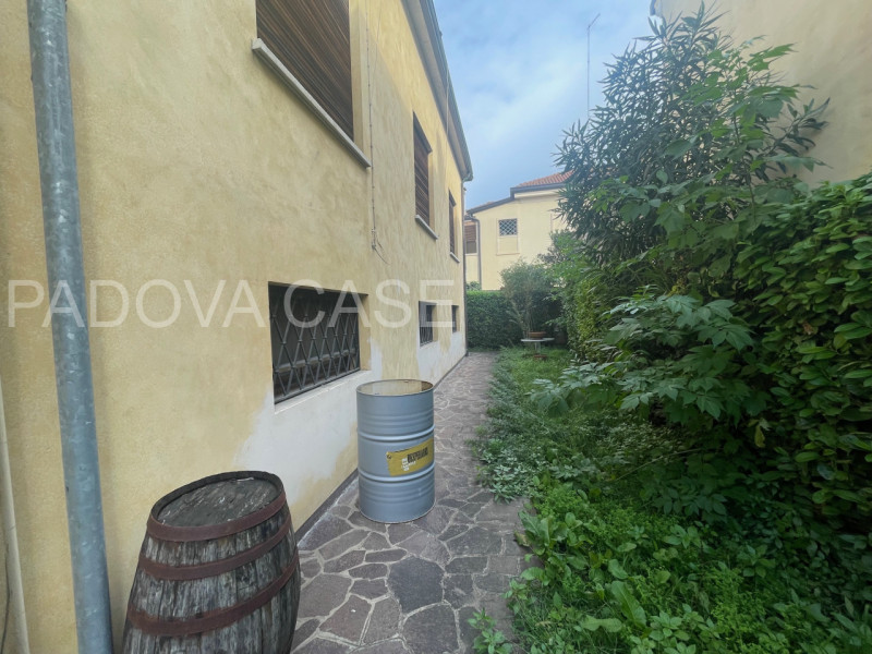 Scopri questa esclusiva casa singola DA RISTRUTTURARE in vendita nel cuore di Padova, nella ricer...