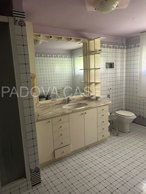 Scopri questa esclusiva casa singola DA RISTRUTTURARE in vendita nel cuore di Padova, nella ricer...