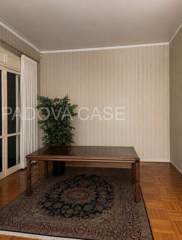 Scopri questa esclusiva casa singola DA RISTRUTTURARE in vendita nel cuore di Padova, nella ricer...