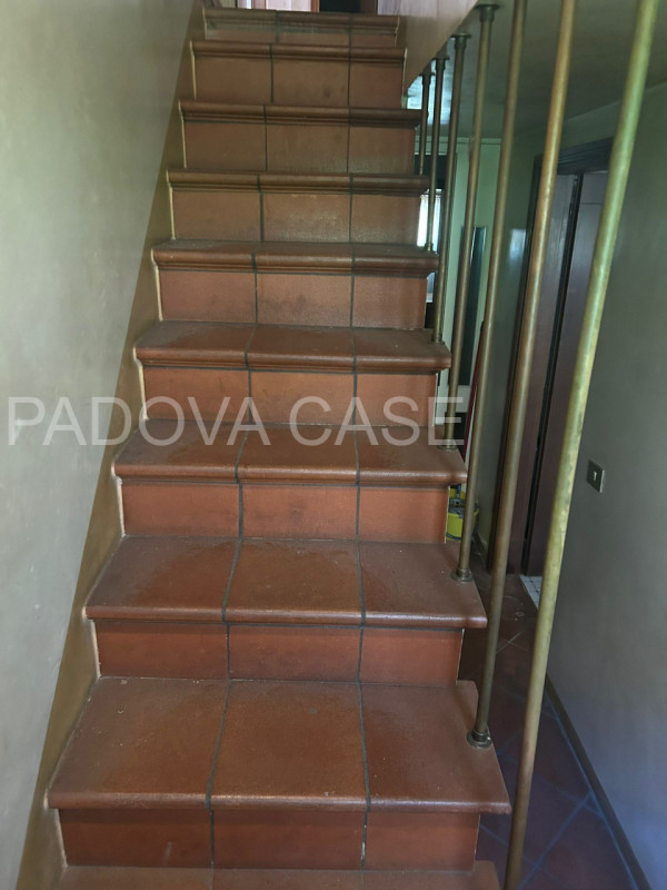 Scopri questa esclusiva casa singola DA RISTRUTTURARE in vendita nel cuore di Padova, nella ricer...