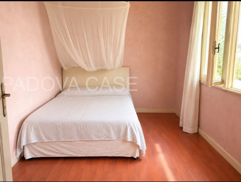 Scopri questa esclusiva casa singola DA RISTRUTTURARE in vendita nel cuore di Padova, nella ricer...