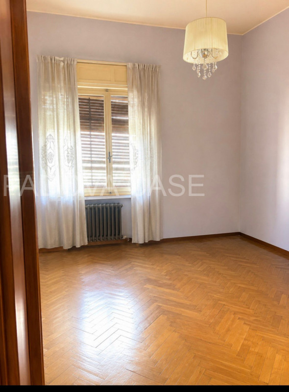 Scopri questa esclusiva casa singola DA RISTRUTTURARE in vendita nel cuore di Padova, nella ricer...