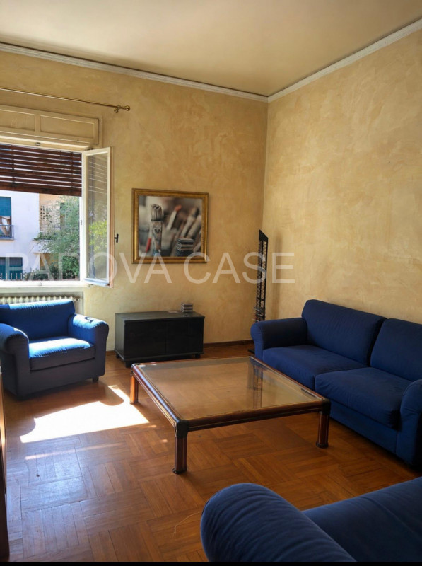 Scopri questa esclusiva casa singola DA RISTRUTTURARE in vendita nel cuore di Padova, nella ricer...