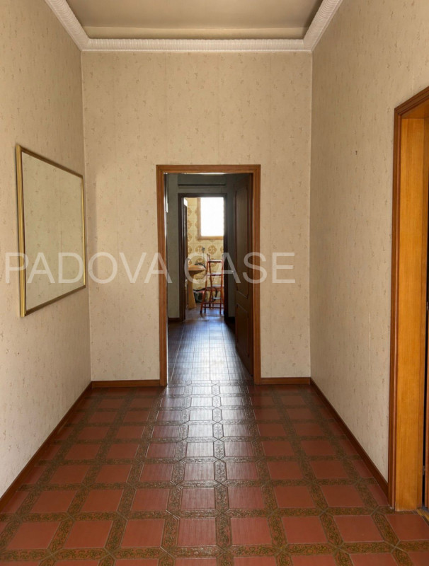 Scopri questa esclusiva casa singola DA RISTRUTTURARE in vendita nel cuore di Padova, nella ricer...
