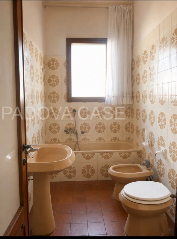 Scopri questa esclusiva casa singola DA RISTRUTTURARE in vendita nel cuore di Padova, nella ricer...