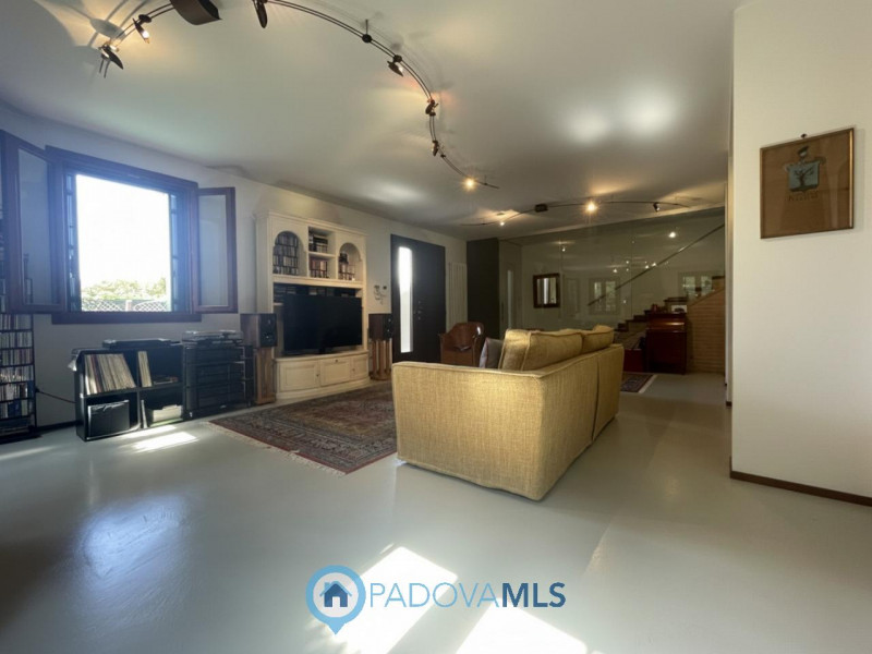 Immobile in esclusiva al Gruppo Padova MLS

Scopri questa interessante bifamiliare situata a Ruba...