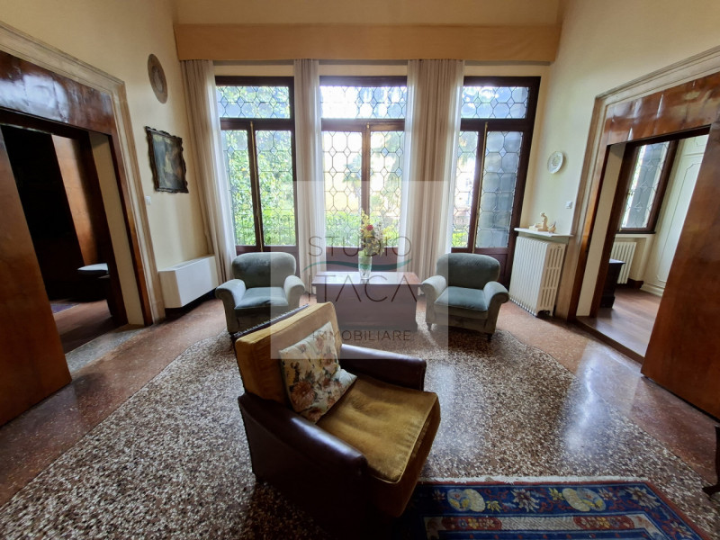 In una delle vie più importanti, storiche e prestigiose del centro storico di Padova, in una posi...