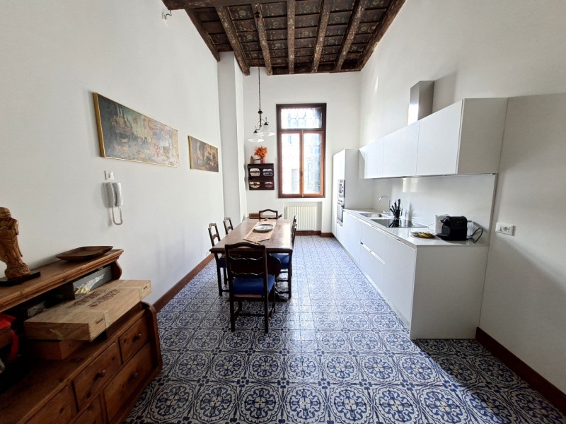 In una delle vie più importanti, storiche e prestigiose del centro storico di Padova, in una posi...