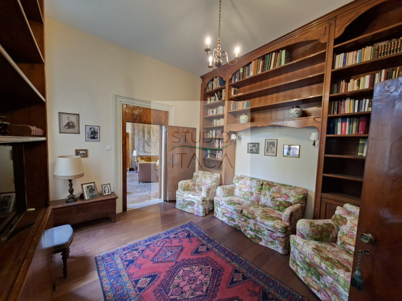 In una delle vie più importanti, storiche e prestigiose del centro storico di Padova, in una posi...