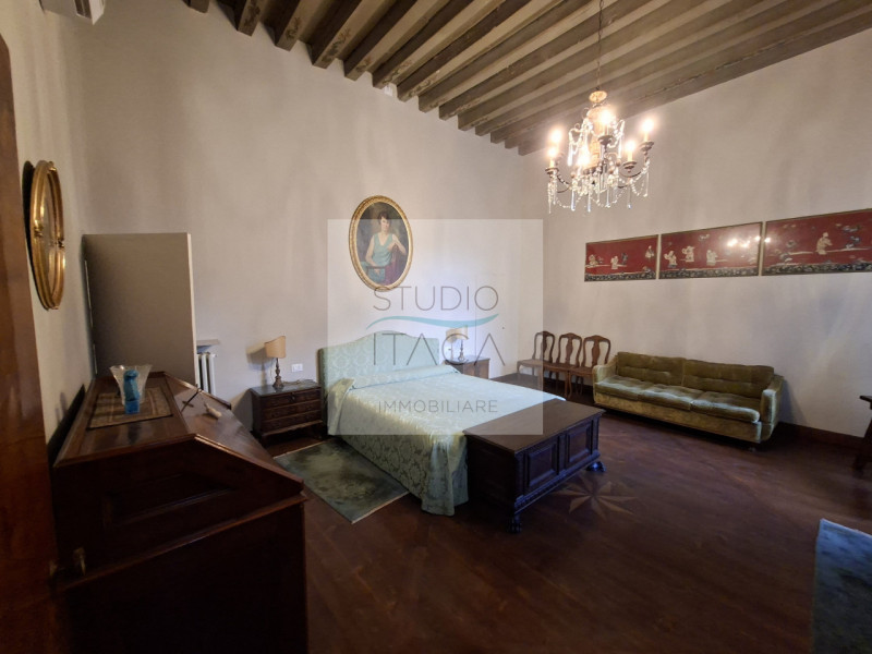 In una delle vie più importanti, storiche e prestigiose del centro storico di Padova, in una posi...
