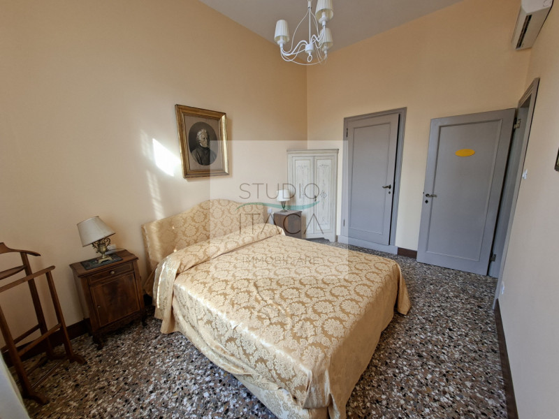 In una delle vie più importanti, storiche e prestigiose del centro storico di Padova, in una posi...