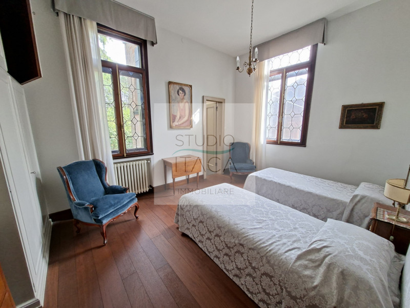 In una delle vie più importanti, storiche e prestigiose del centro storico di Padova, in una posi...