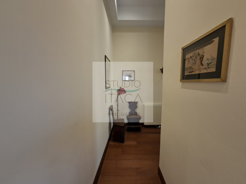 In una delle vie più importanti, storiche e prestigiose del centro storico di Padova, in una posi...