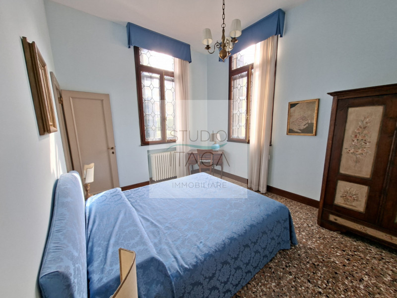 In una delle vie più importanti, storiche e prestigiose del centro storico di Padova, in una posi...