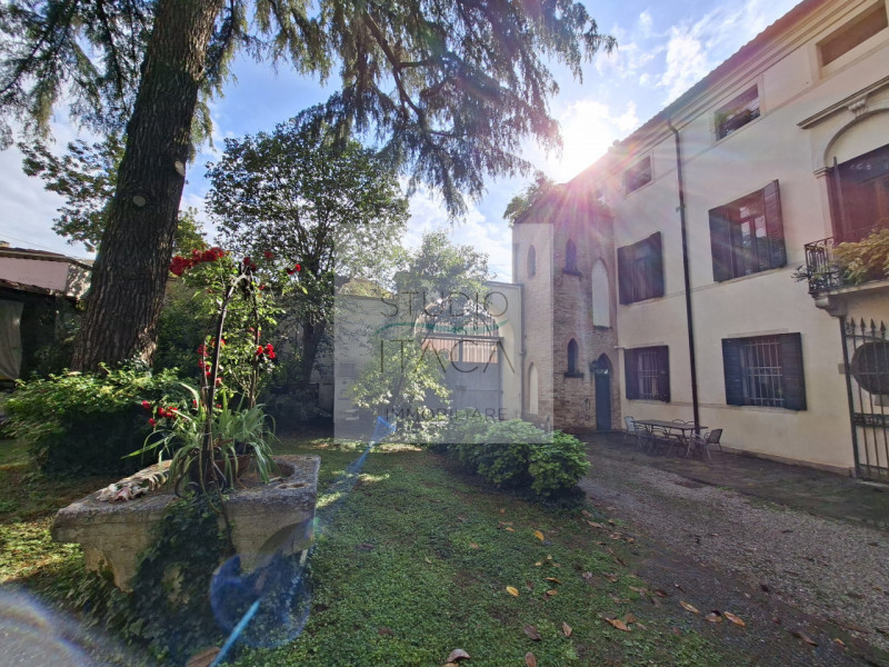 In una delle vie più importanti, storiche e prestigiose del centro storico di Padova, in una posi...