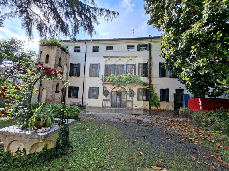 In una delle vie più importanti, storiche e prestigiose del centro storico di Padova, in una posi...