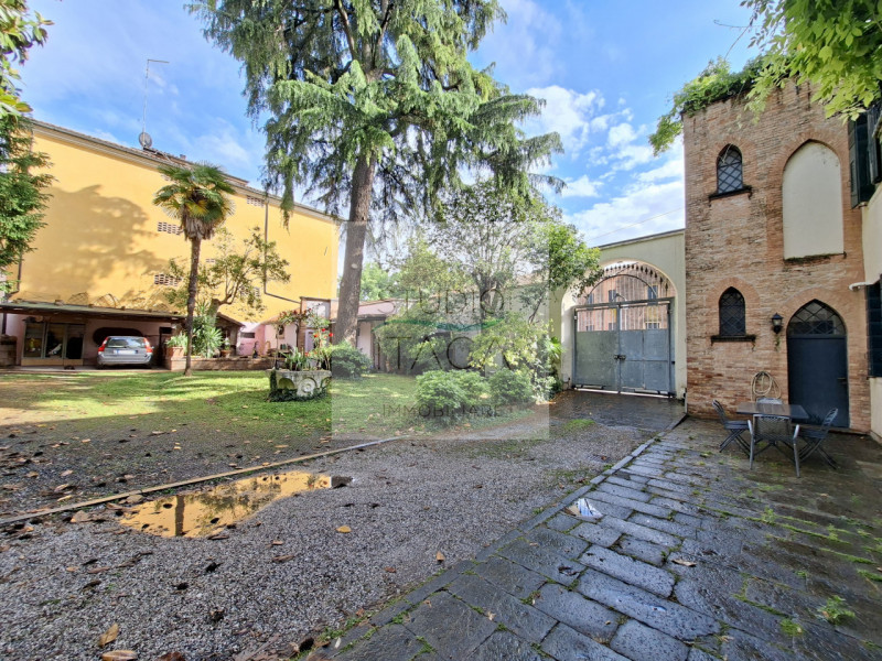 In una delle vie più importanti, storiche e prestigiose del centro storico di Padova, in una posi...