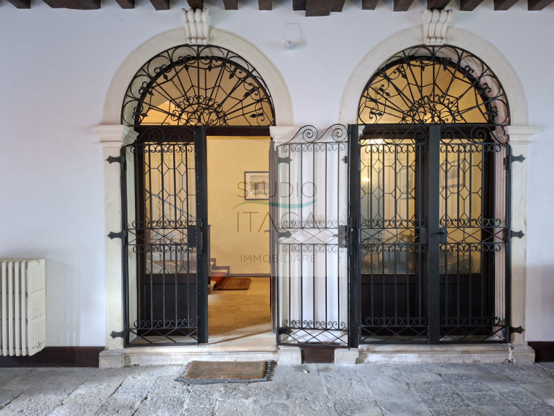In una delle vie più importanti, storiche e prestigiose del centro storico di Padova, in una posi...