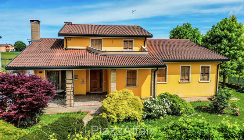 Campagnola di Brugine, si propone recente villa singola con retrostante capannone di 210 mq + sco...