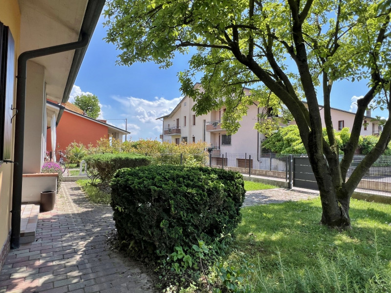 VILLINO DI TESTA  CON GIARDINO E GARAGE IN VENDITA A TORRI DI QUARTESOLO - RIF. 8397
Agenzia Vice...