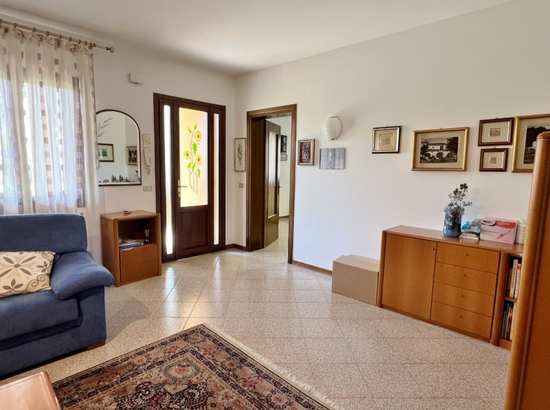 VILLINO DI TESTA  CON GIARDINO E GARAGE IN VENDITA A TORRI DI QUARTESOLO - RIF. 8397
Agenzia Vice...