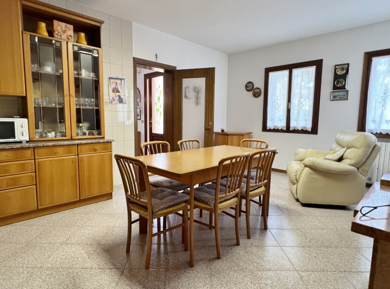 VILLINO DI TESTA  CON GIARDINO E GARAGE IN VENDITA A TORRI DI QUARTESOLO - RIF. 8397
Agenzia Vice...