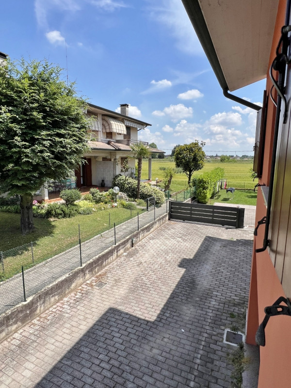 VILLINO DI TESTA  CON GIARDINO E GARAGE IN VENDITA A TORRI DI QUARTESOLO - RIF. 8397
Agenzia Vice...