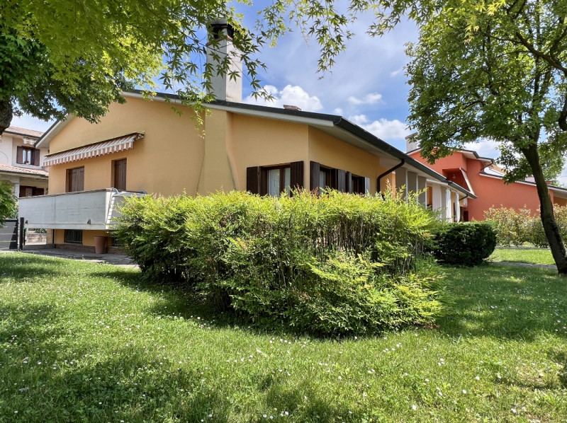 VILLINO DI TESTA  CON GIARDINO E GARAGE IN VENDITA A TORRI DI QUARTESOLO - RIF. 8397
Agenzia Vice...