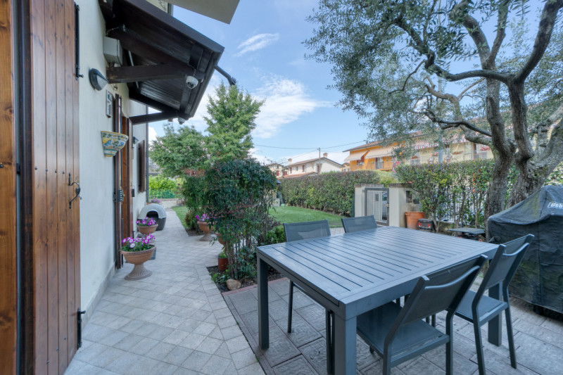 Nel cuore della tranquilla zona residenziale di Feriole/Montecchia, proponiamo in vendita una spl...