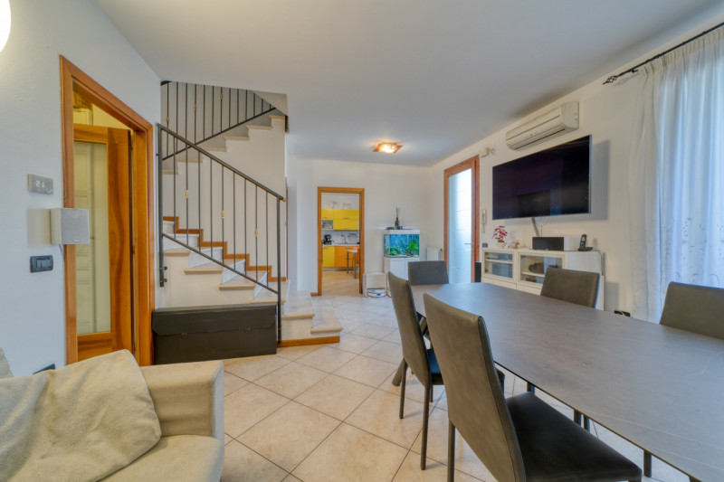 Nel cuore della tranquilla zona residenziale di Feriole/Montecchia, proponiamo in vendita una spl...