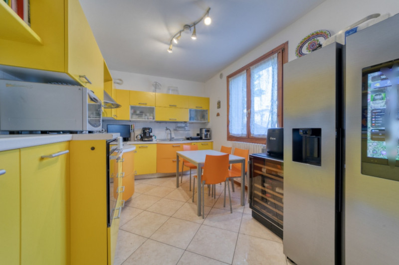 Nel cuore della tranquilla zona residenziale di Feriole/Montecchia, proponiamo in vendita una spl...