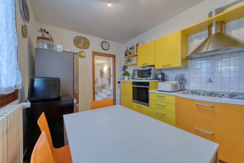 Nel cuore della tranquilla zona residenziale di Feriole/Montecchia, proponiamo in vendita una spl...