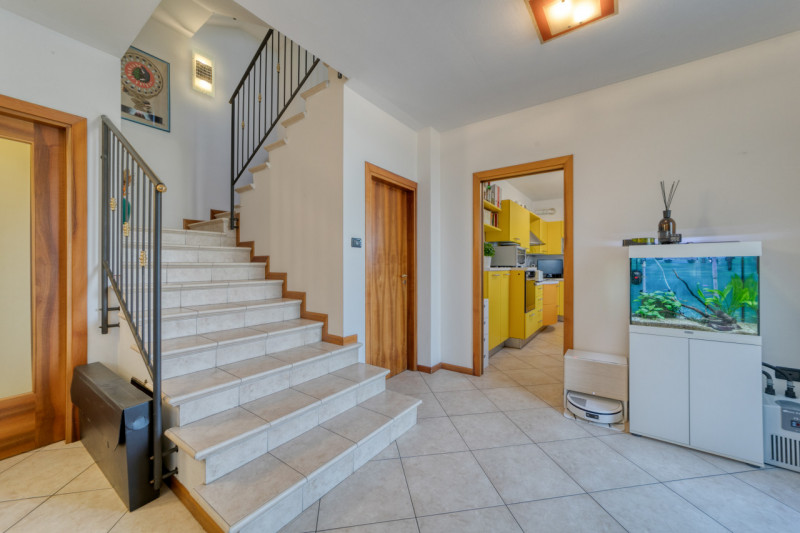 Nel cuore della tranquilla zona residenziale di Feriole/Montecchia, proponiamo in vendita una spl...