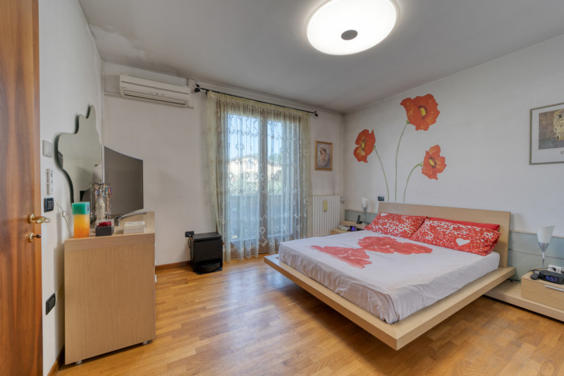 Nel cuore della tranquilla zona residenziale di Feriole/Montecchia, proponiamo in vendita una spl...