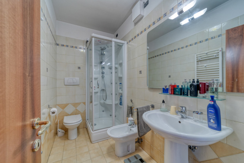 Nel cuore della tranquilla zona residenziale di Feriole/Montecchia, proponiamo in vendita una spl...