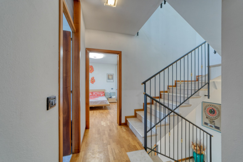 Nel cuore della tranquilla zona residenziale di Feriole/Montecchia, proponiamo in vendita una spl...