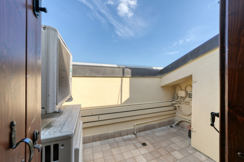 Nel cuore della tranquilla zona residenziale di Feriole/Montecchia, proponiamo in vendita una spl...