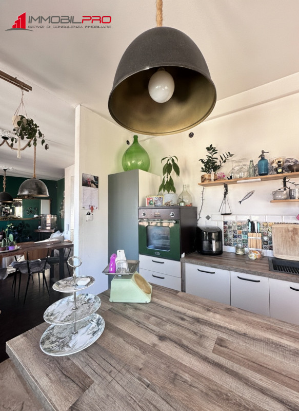 Benvenuti nel cuore di Thiene! Proponiamo in vendita un elegante appartamento pentalocale di ben ...