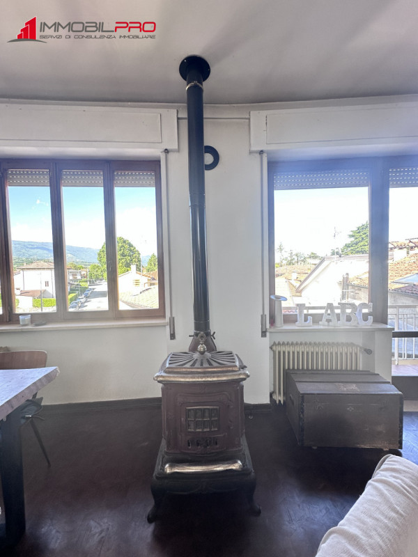 Benvenuti nel cuore di Thiene! Proponiamo in vendita un elegante appartamento pentalocale di ben ...