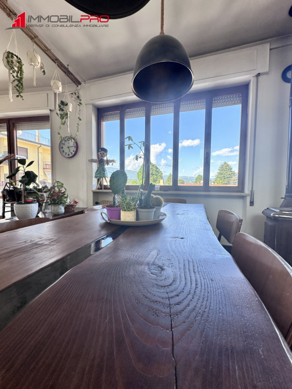 Benvenuti nel cuore di Thiene! Proponiamo in vendita un elegante appartamento pentalocale di ben ...