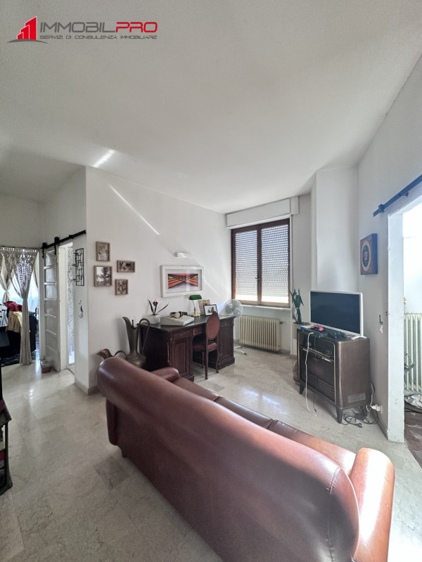 Benvenuti nel cuore di Thiene! Proponiamo in vendita un elegante appartamento pentalocale di ben ...