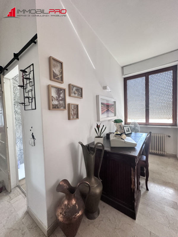 Benvenuti nel cuore di Thiene! Proponiamo in vendita un elegante appartamento pentalocale di ben ...