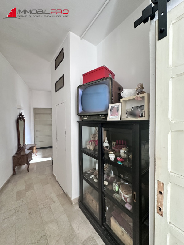 Benvenuti nel cuore di Thiene! Proponiamo in vendita un elegante appartamento pentalocale di ben ...