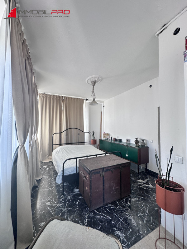 Benvenuti nel cuore di Thiene! Proponiamo in vendita un elegante appartamento pentalocale di ben ...